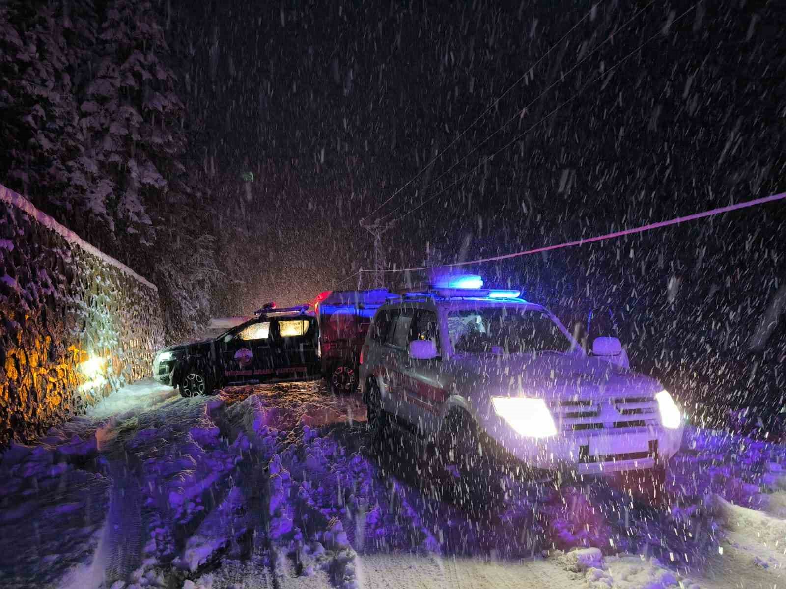 Rize’de karda kayan kamyonet dereye uçtu: 3 yaralı
