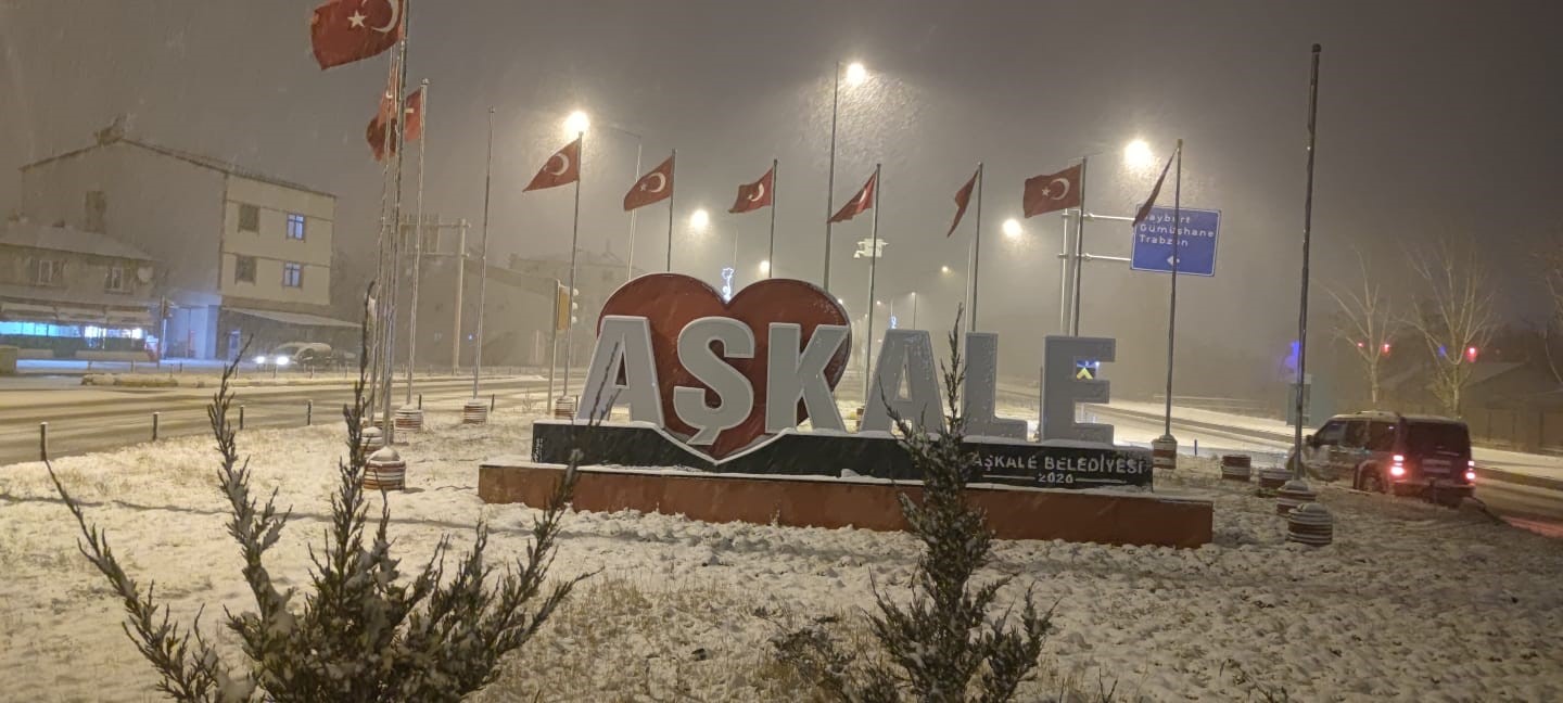 Aşkale’de bir günde dört mevsim yaşandı
