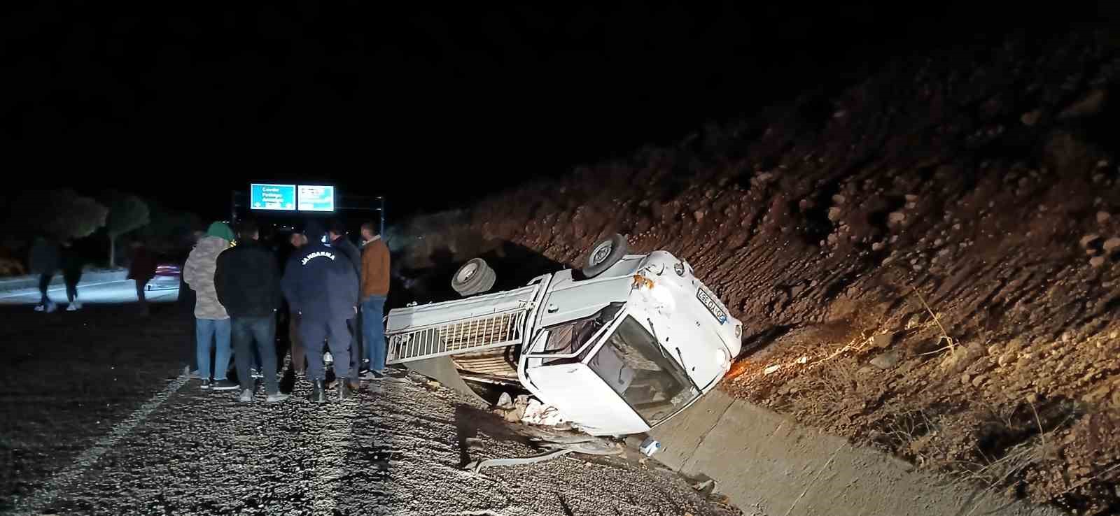 Burdur’da otomobilin arkadan çarptığı kamyonet devrildi: 1 yaralı
