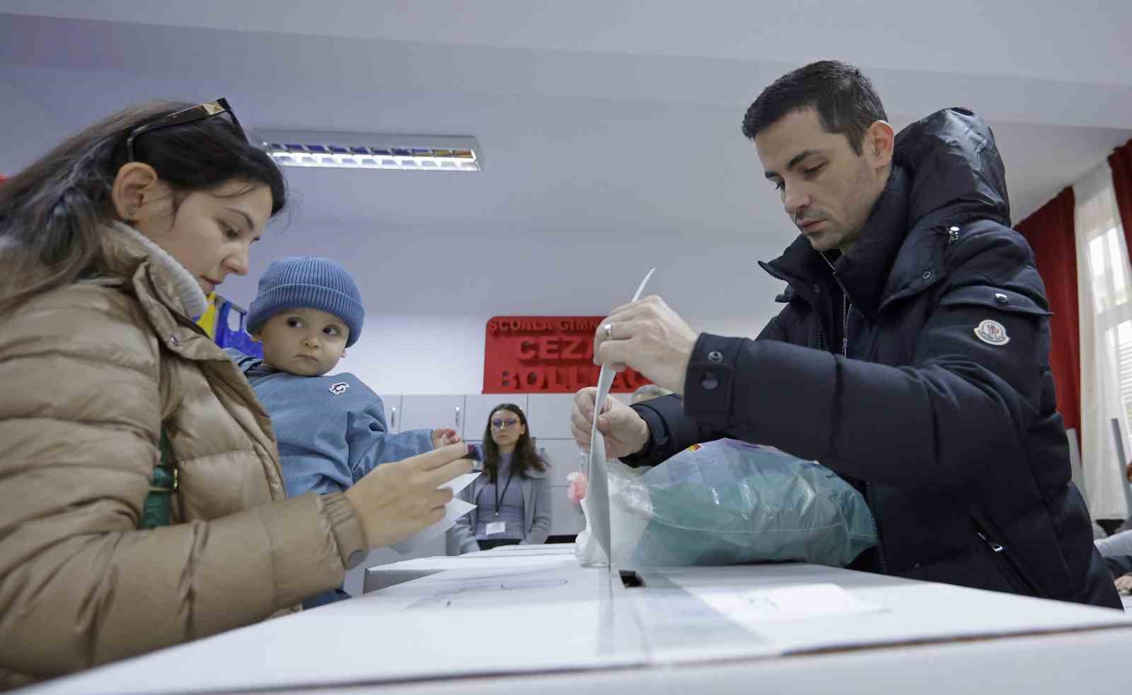 Romanya’da sandık çıkış anketlerine göre cumhurbaşkanlığı seçimi ikinci tura kaldı
