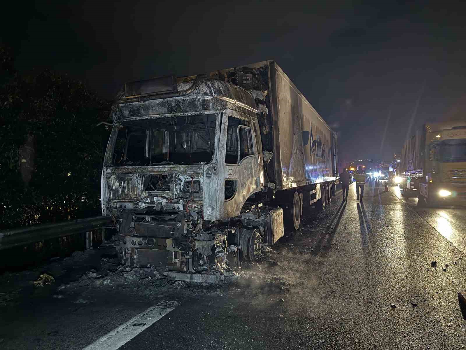 Alev alev yanan muz yüklü tırdan geriye demir yığını kaldı
