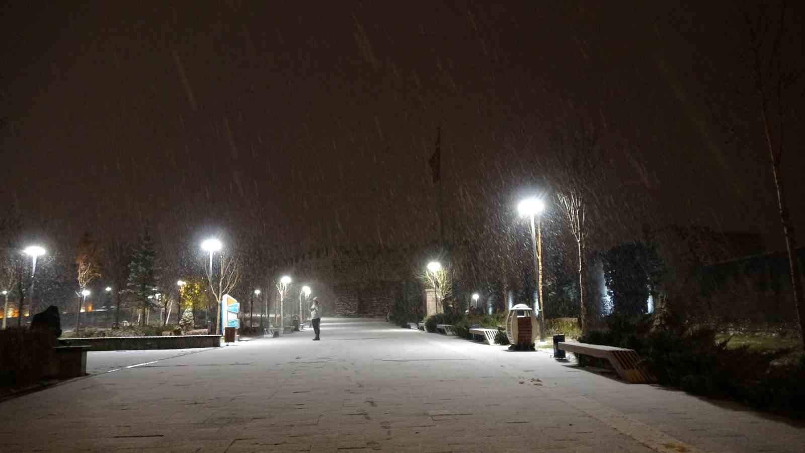 Erzurum’da beklenen kar yağışı başladı
