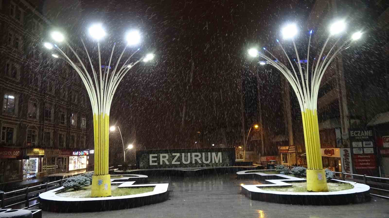 Erzurum’da beklenen kar yağışı başladı
