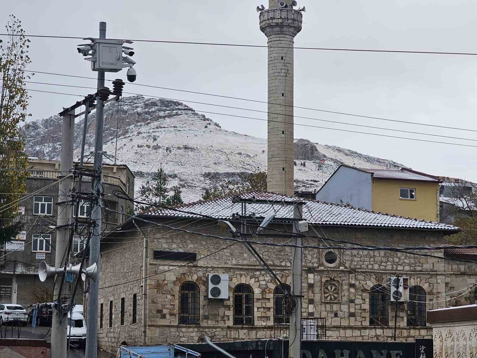 Diyarbakır’da mevsimin ilk karı yağdı
