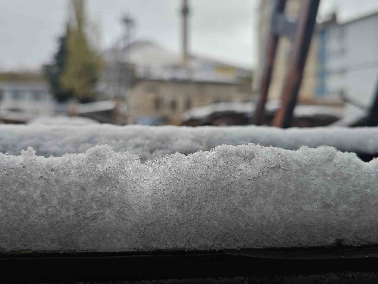 Diyarbakır’da mevsimin ilk karı yağdı
