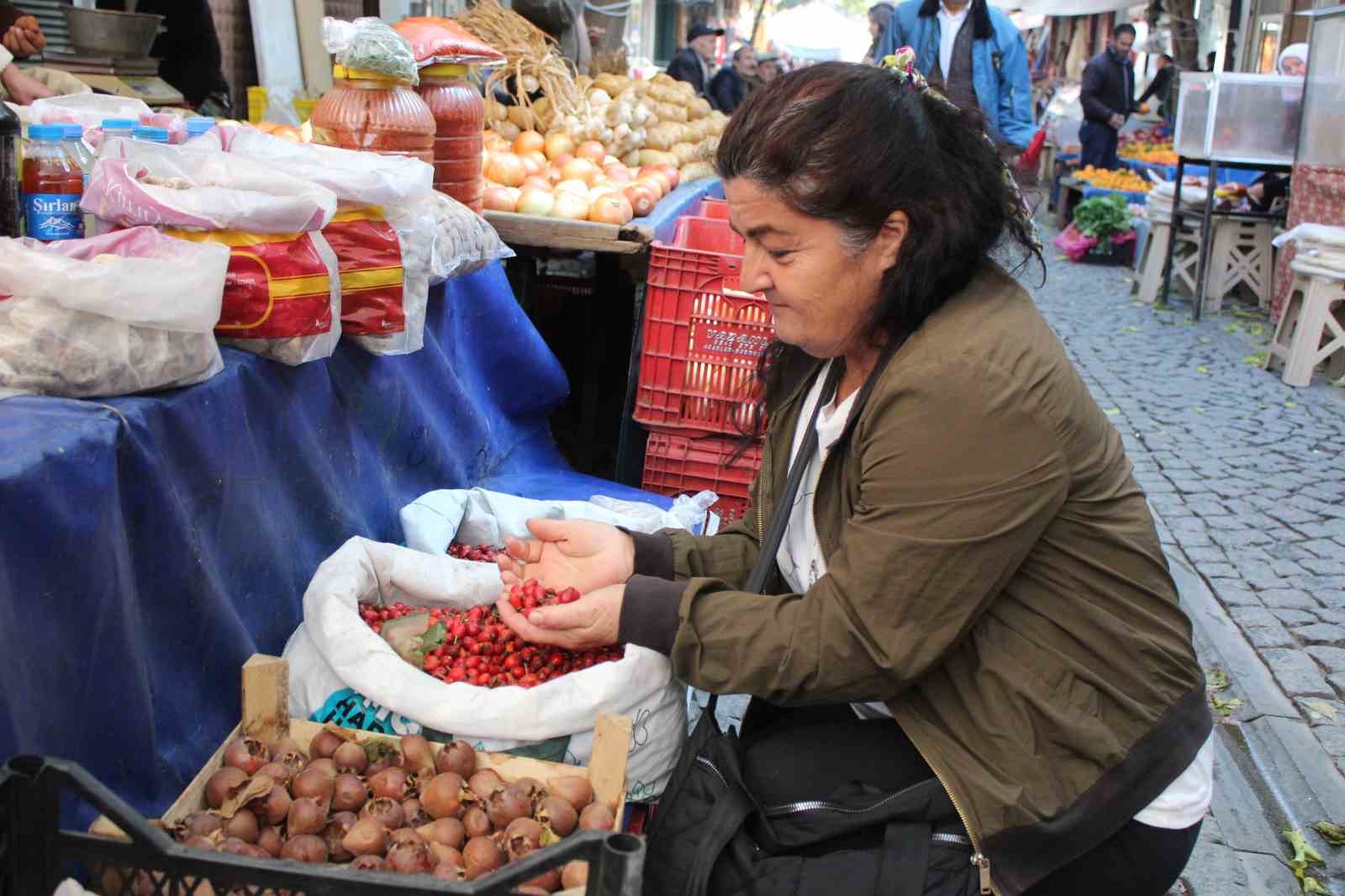 Dikenlerin arasında zahmetle toplanan kuşburnu, tezgahlarda yerini aldı
