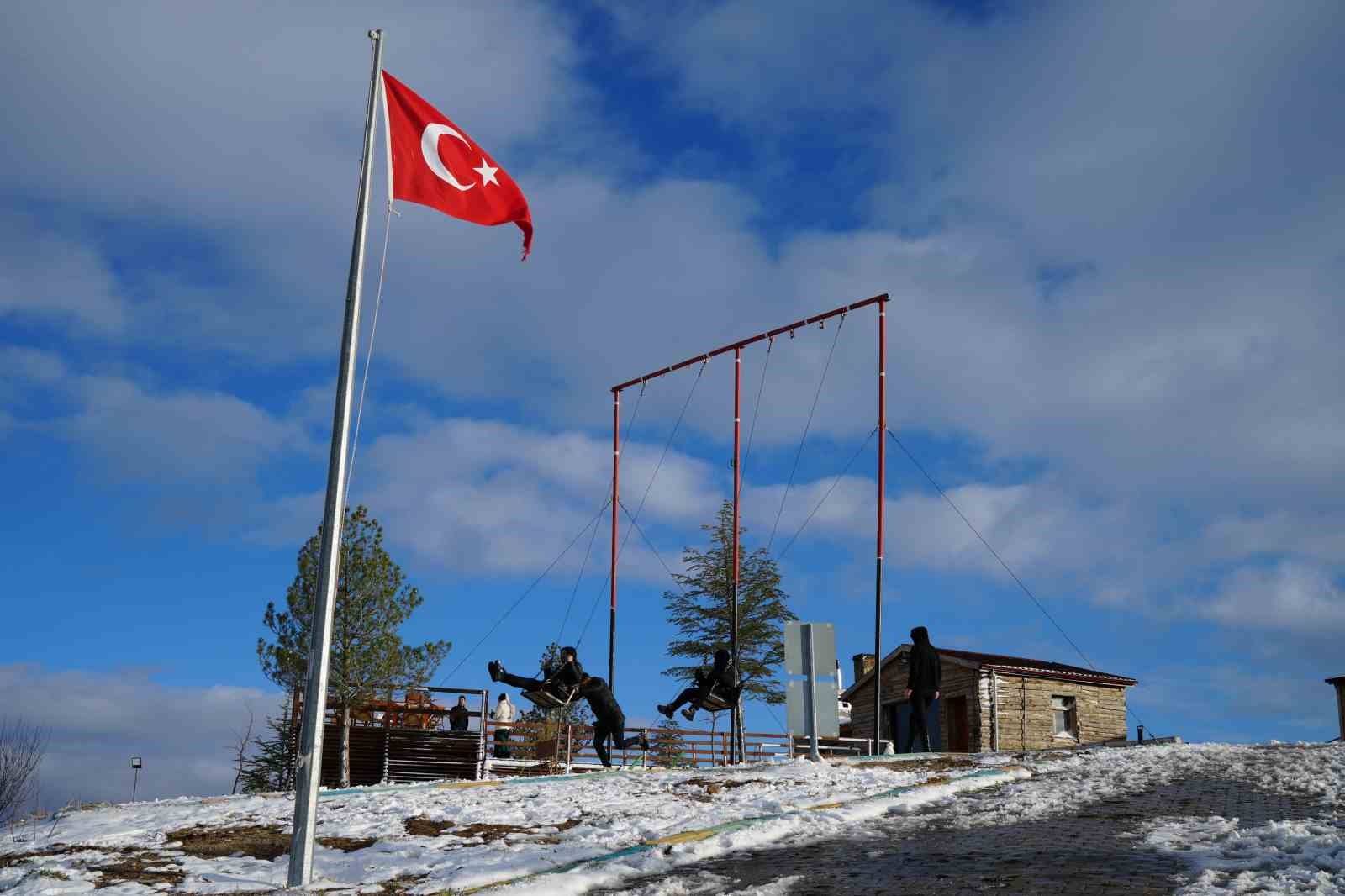 Bin 744 rakımlı Dinek Dağı’nda kışın ilk manzarası havadan görüntülendi
