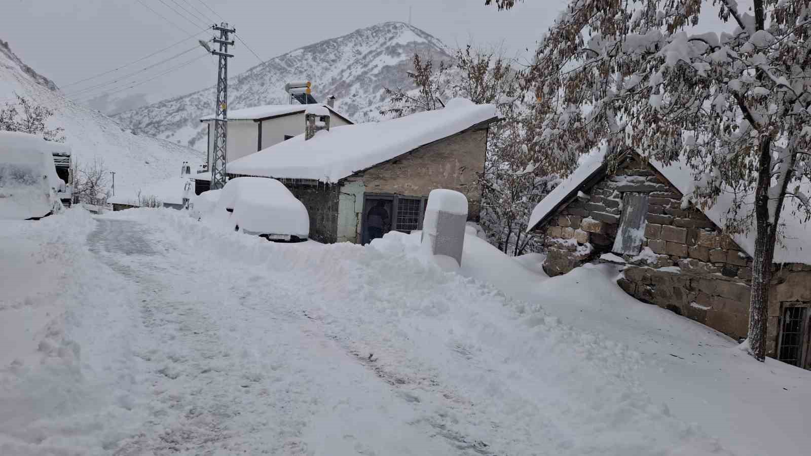 Tunceli’de kar esareti: 189 köy yolu ulaşıma kapandı
