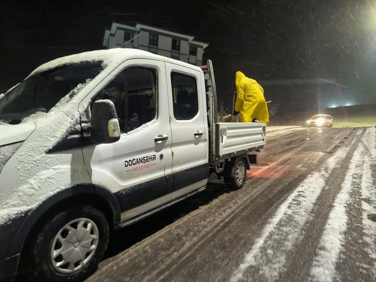 Doğanşehir’de karla mücadele çalışmaları devam ediyor
