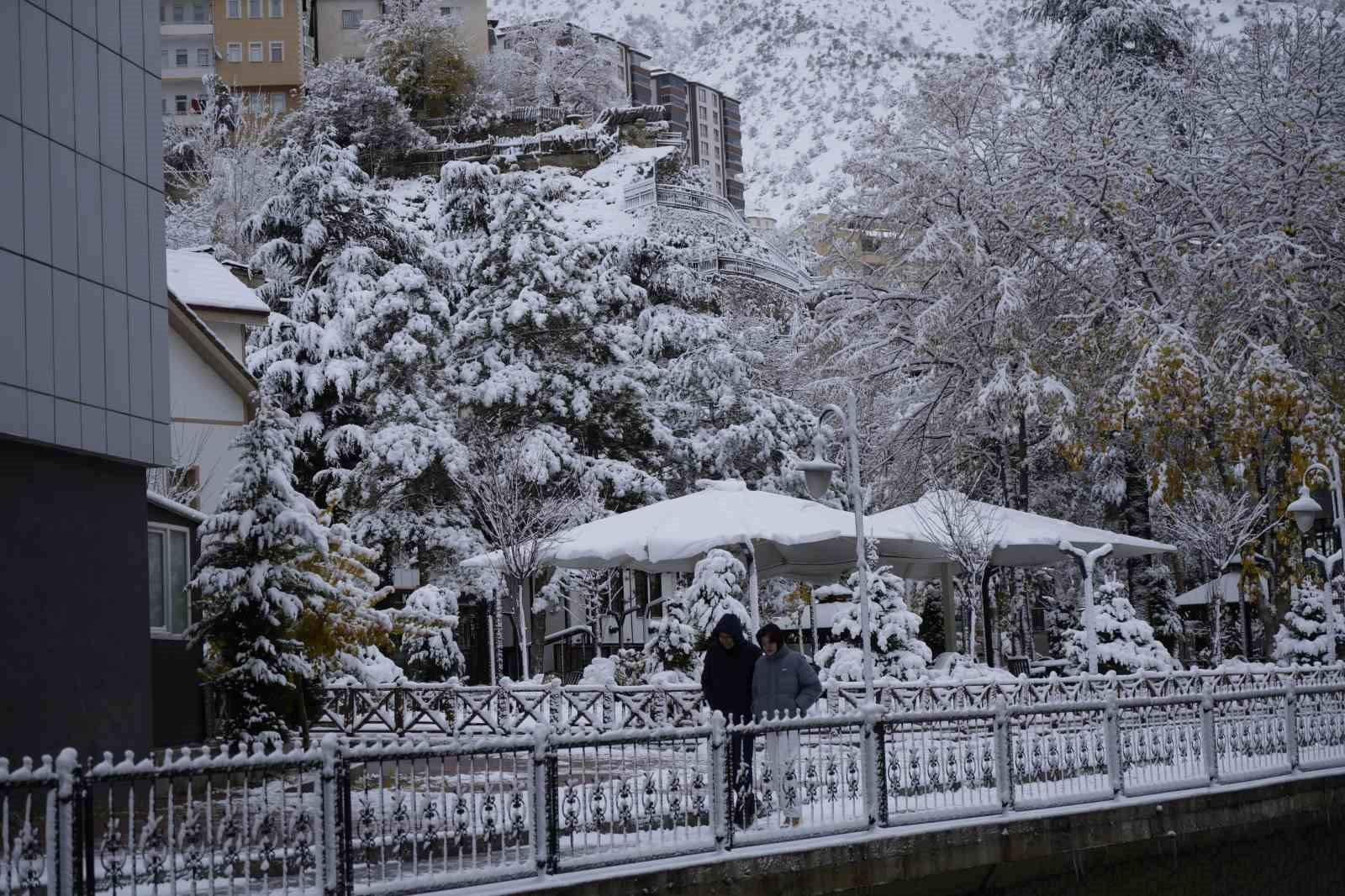 Gümüşhane şehir merkezi mevsimin ilk kar yağışının ardından beyaza büründü
