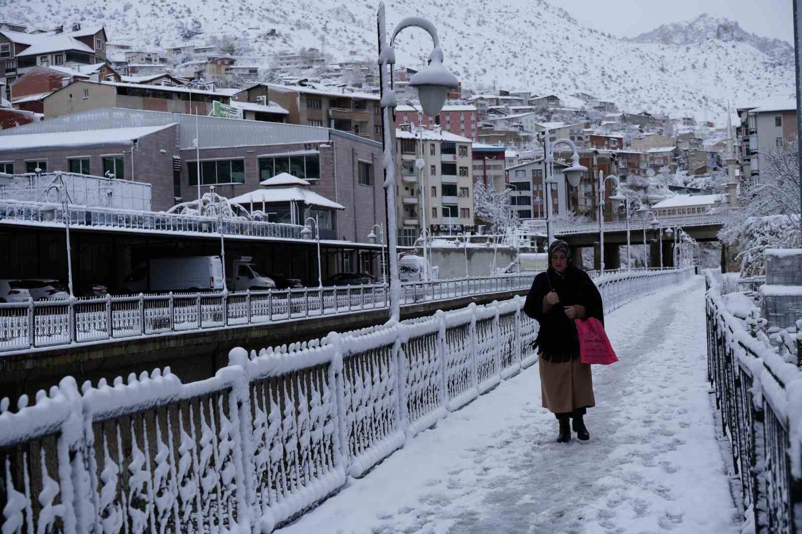 Gümüşhane şehir merkezi mevsimin ilk kar yağışının ardından beyaza büründü
