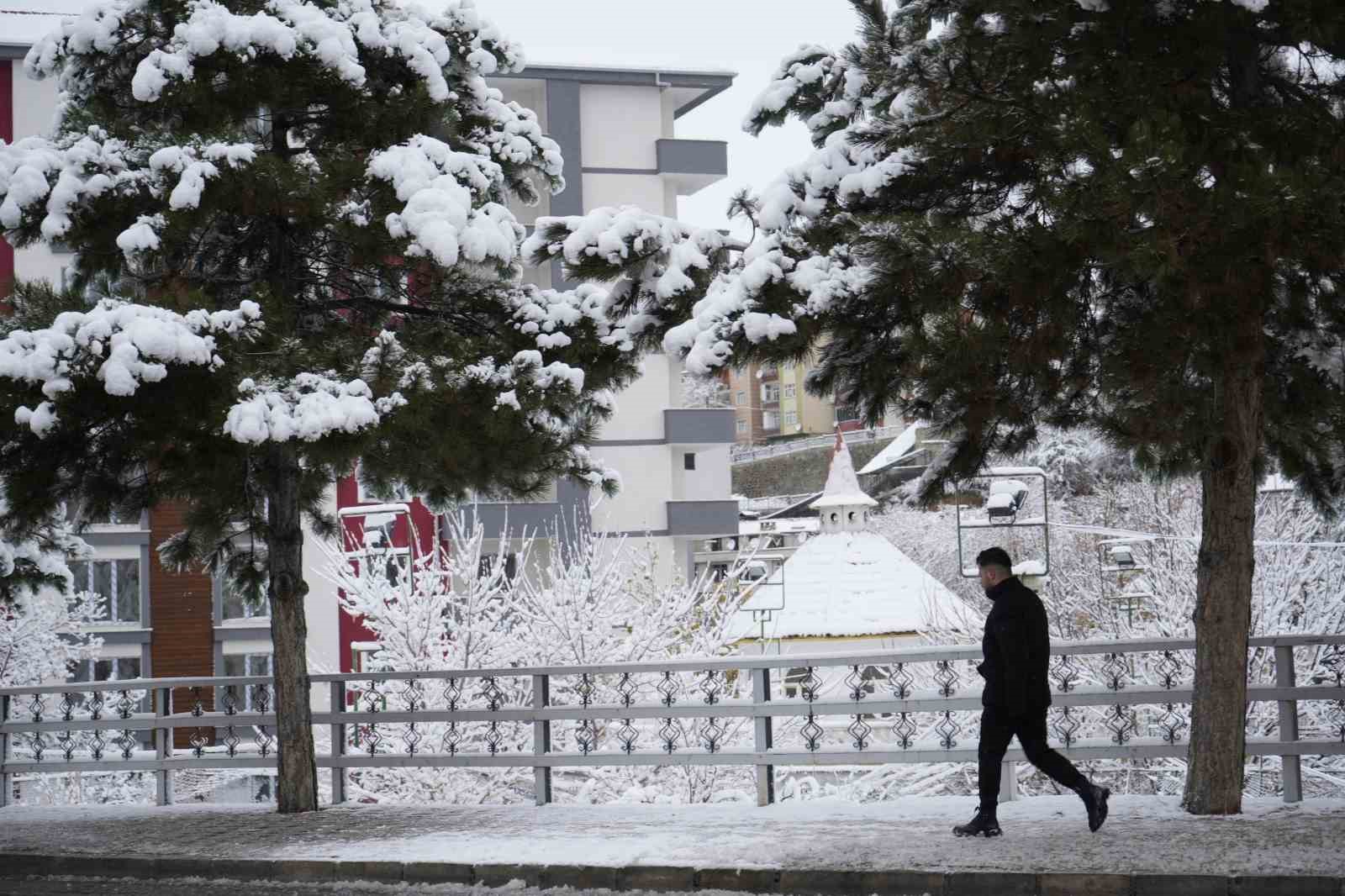 Gümüşhane şehir merkezi mevsimin ilk kar yağışının ardından beyaza büründü
