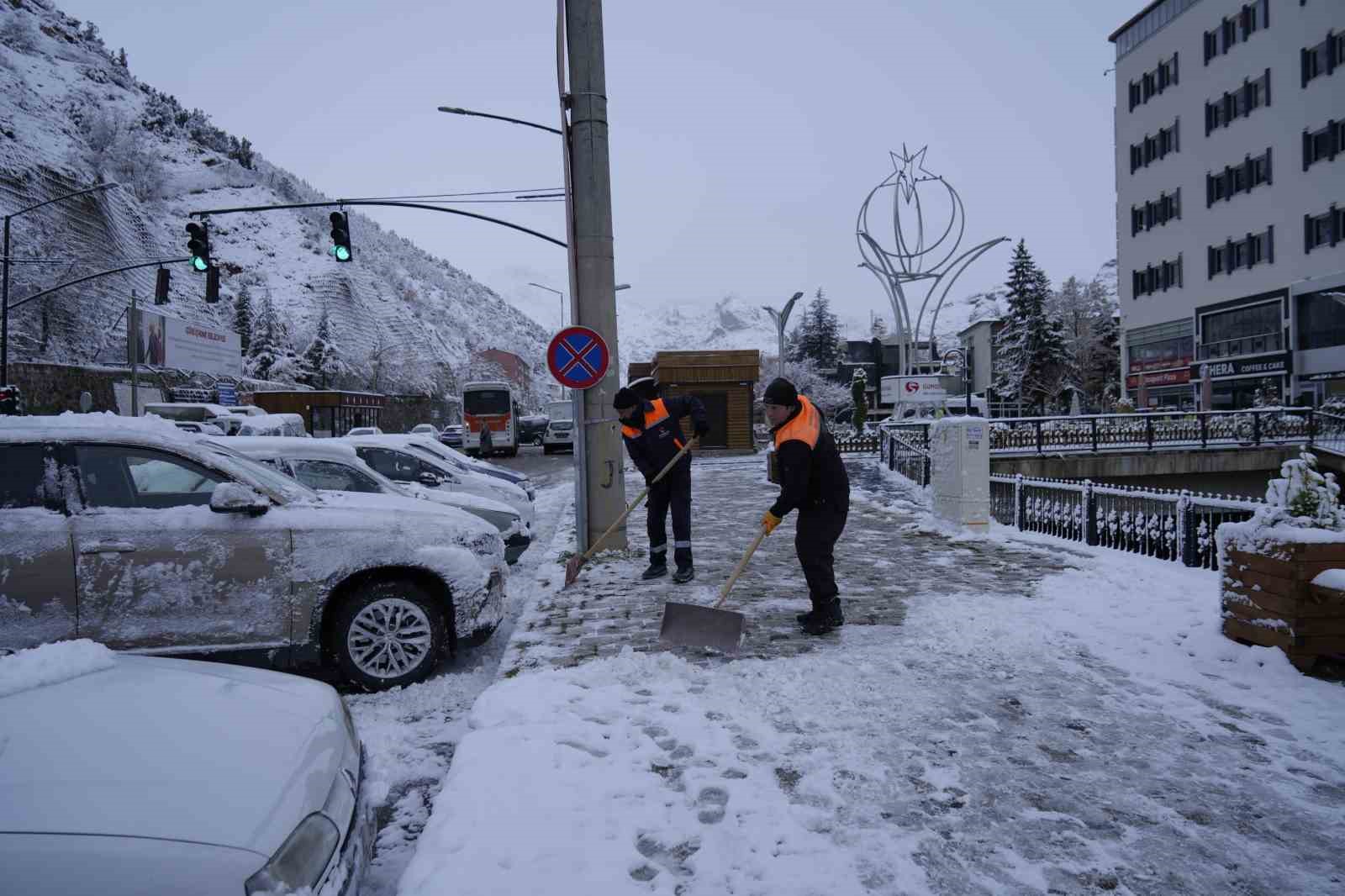 Gümüşhane şehir merkezi mevsimin ilk kar yağışının ardından beyaza büründü
