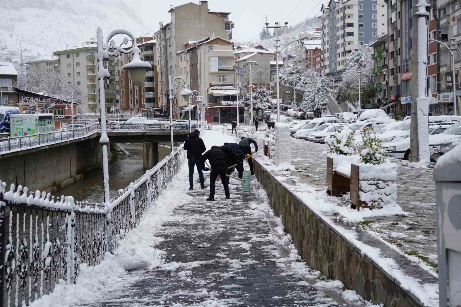 Gümüşhane şehir merkezi mevsimin ilk kar yağışının ardından beyaza büründü
