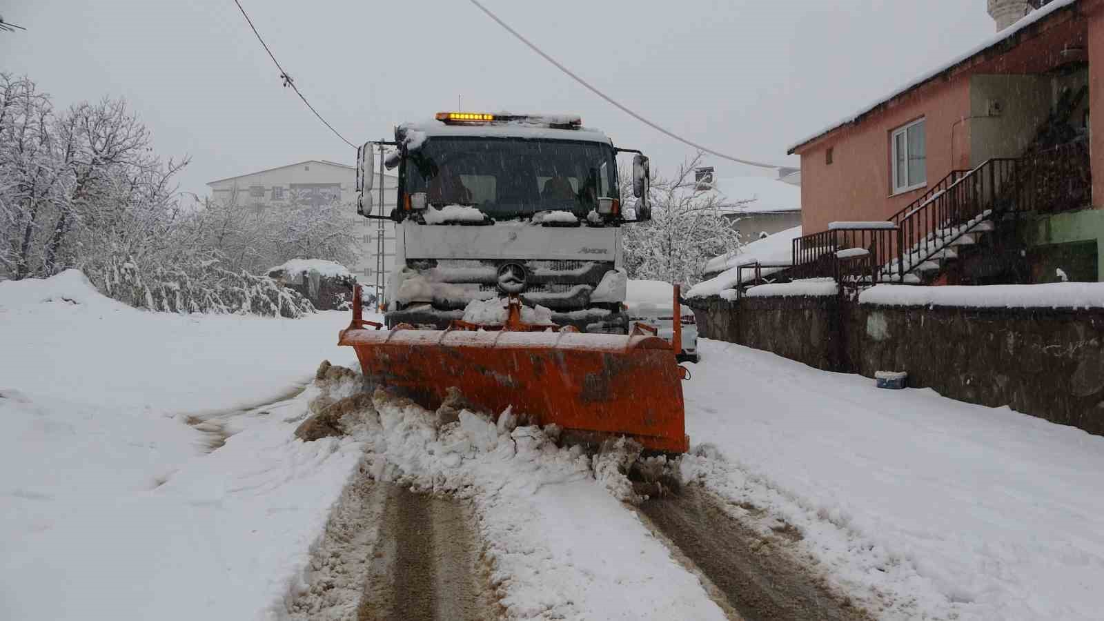 Bitlis’te kar yağışı: 84 köy yolu ulaşıma kapandı
