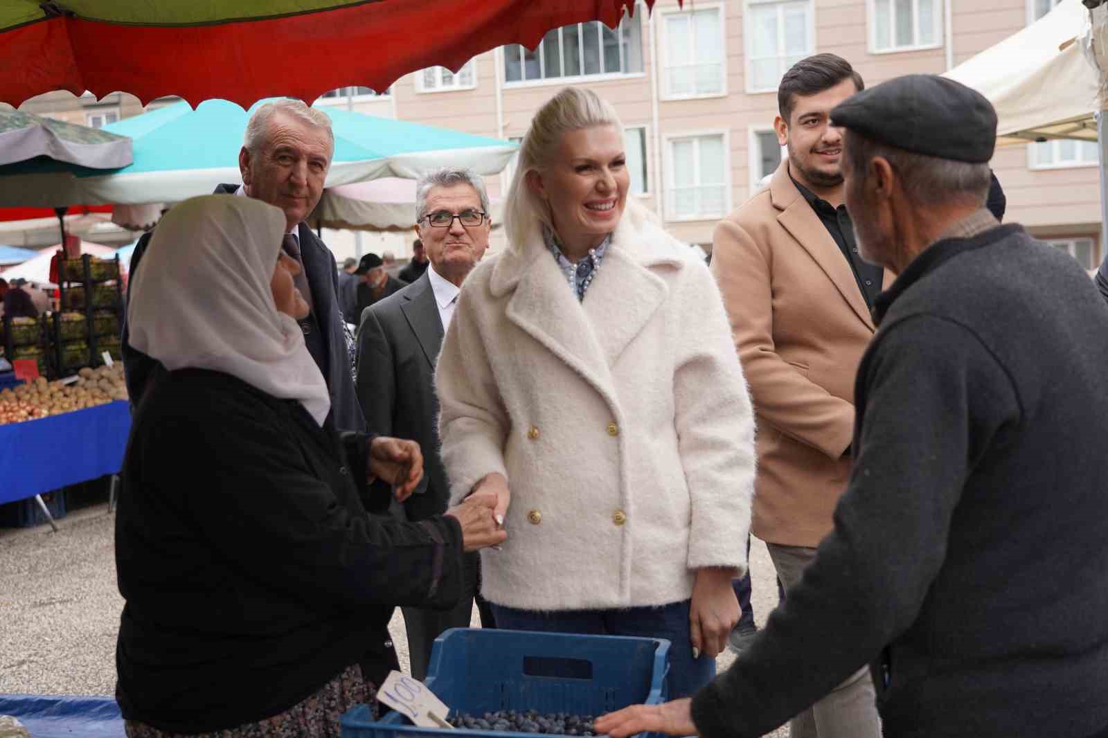 Başkan Subaşı’ya pazarda yoğun ilgi
