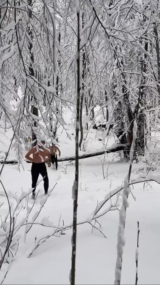 Uludağ’da dondurucu soğukta iki arkadaşın kar banyosu keyfi
