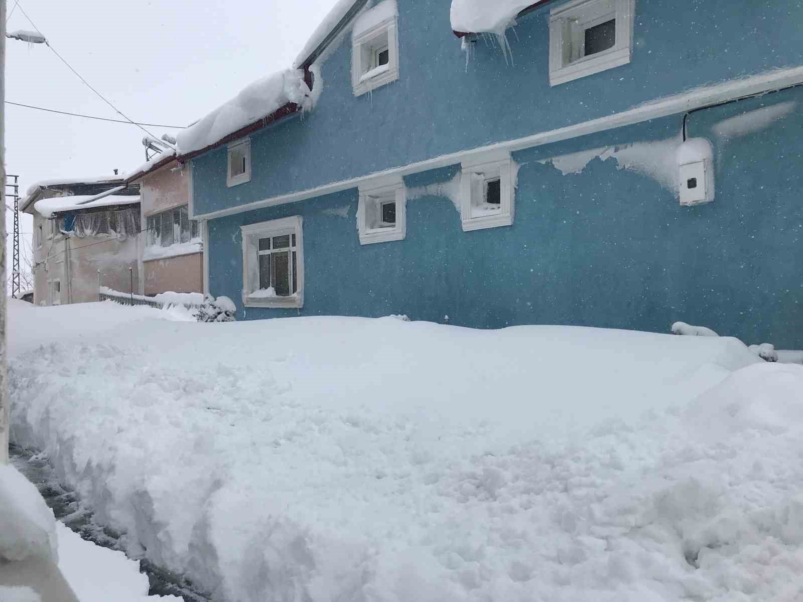 Bayburt’un en büyük mahallesi olan ’Şingah’ kara gömüldü vatandaşlar belediyeden acil yardım bekliyor
