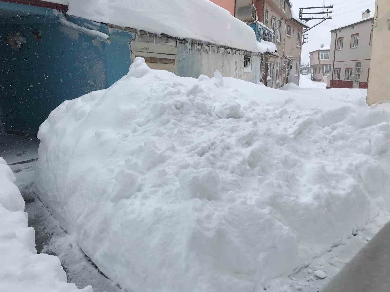 Bayburt’un en büyük mahallesi olan ’Şingah’ kara gömüldü vatandaşlar belediyeden acil yardım bekliyor
