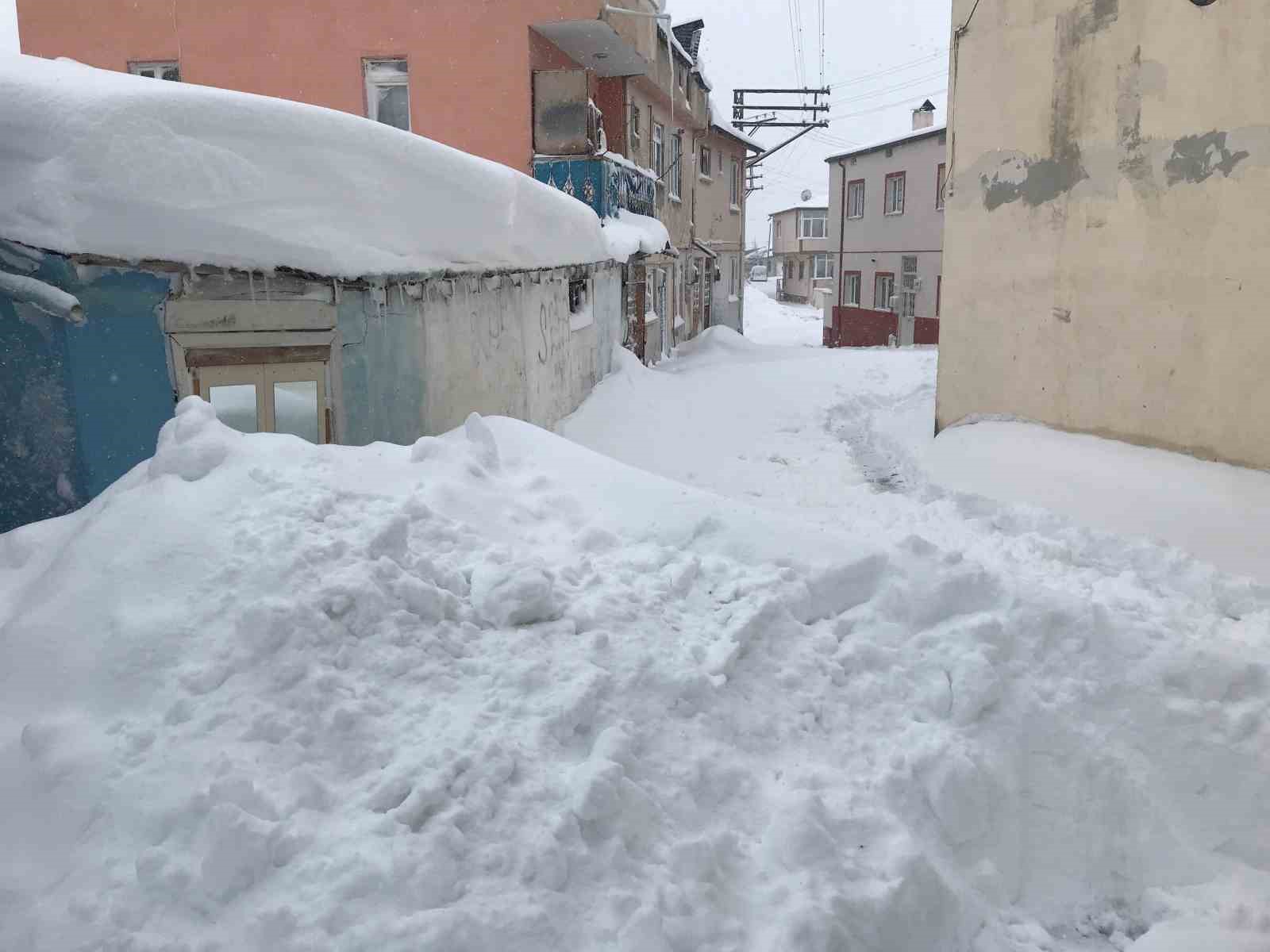 Bayburt’un en büyük mahallesi olan ’Şingah’ kara gömüldü vatandaşlar belediyeden acil yardım bekliyor
