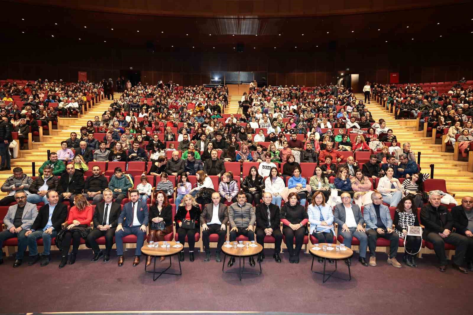 Denizli Büyükşehirden öğretmenlere özel konser ve defile
