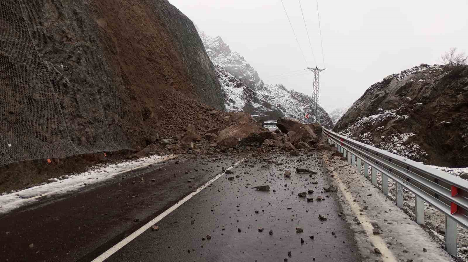 Heyelan nedeniyle Artvin-Yusufeli karayolu ulaşıma kapandı
