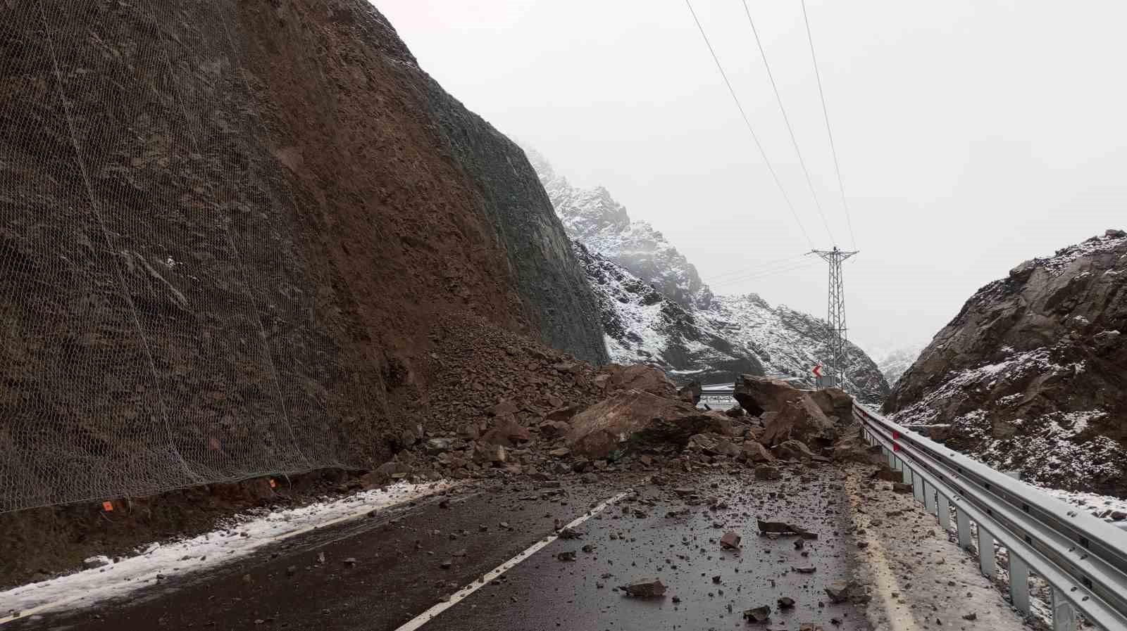 Heyelan nedeniyle Artvin-Yusufeli karayolu ulaşıma kapandı
