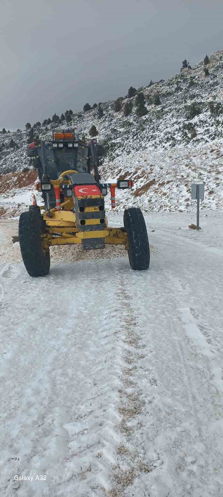 Afyonkarahisar’da kar ile mücadele sorunsuz yapıldı
