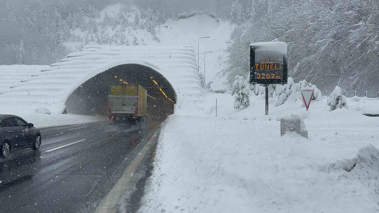 TEM’in Bolu Dağı Tüneli geçişinde kar yağışı etkili oluyor: Ulaşım rahat
