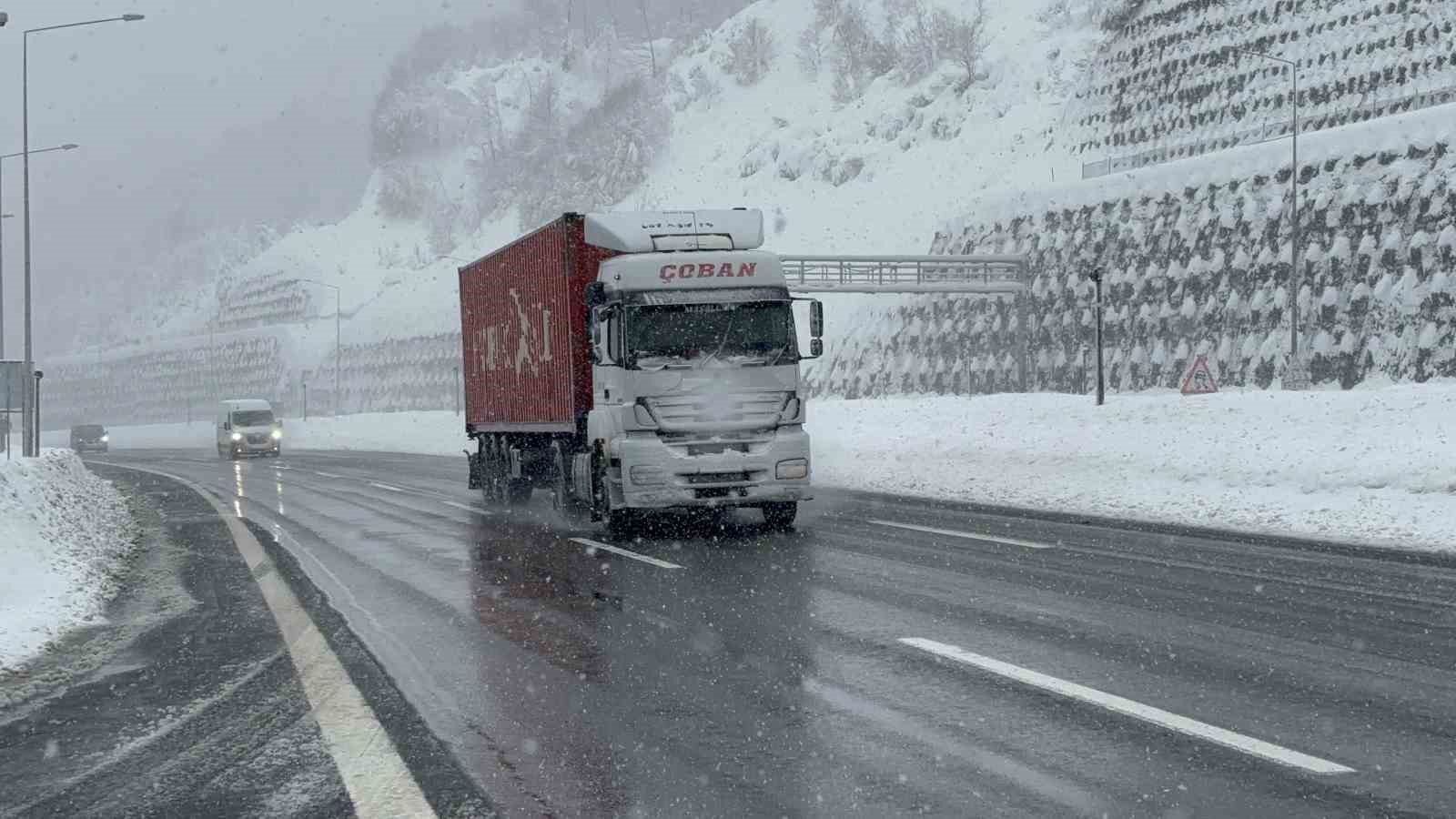 TEM’in Bolu Dağı Tüneli geçişinde kar yağışı etkili oluyor: Ulaşım rahat
