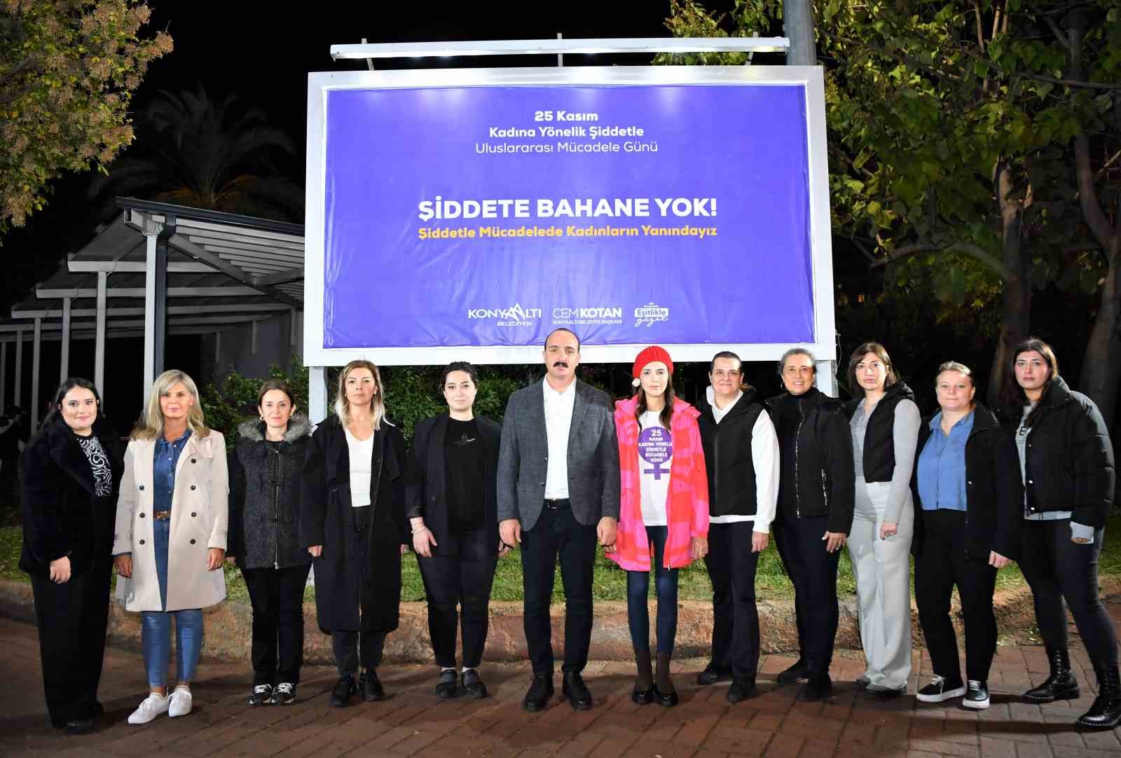 Kadına şiddetin bahanelerini söküp attılar
