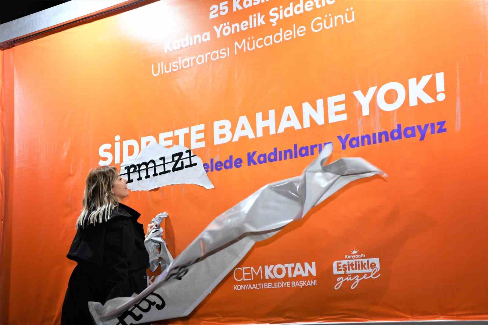 Kadına şiddetin bahanelerini söküp attılar
