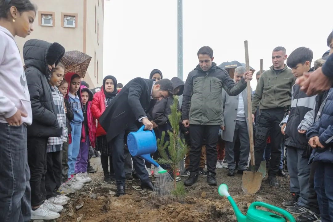 Bingöl’de Yatılı Bölge Okulunda 300 fidan toprakla buluştu
