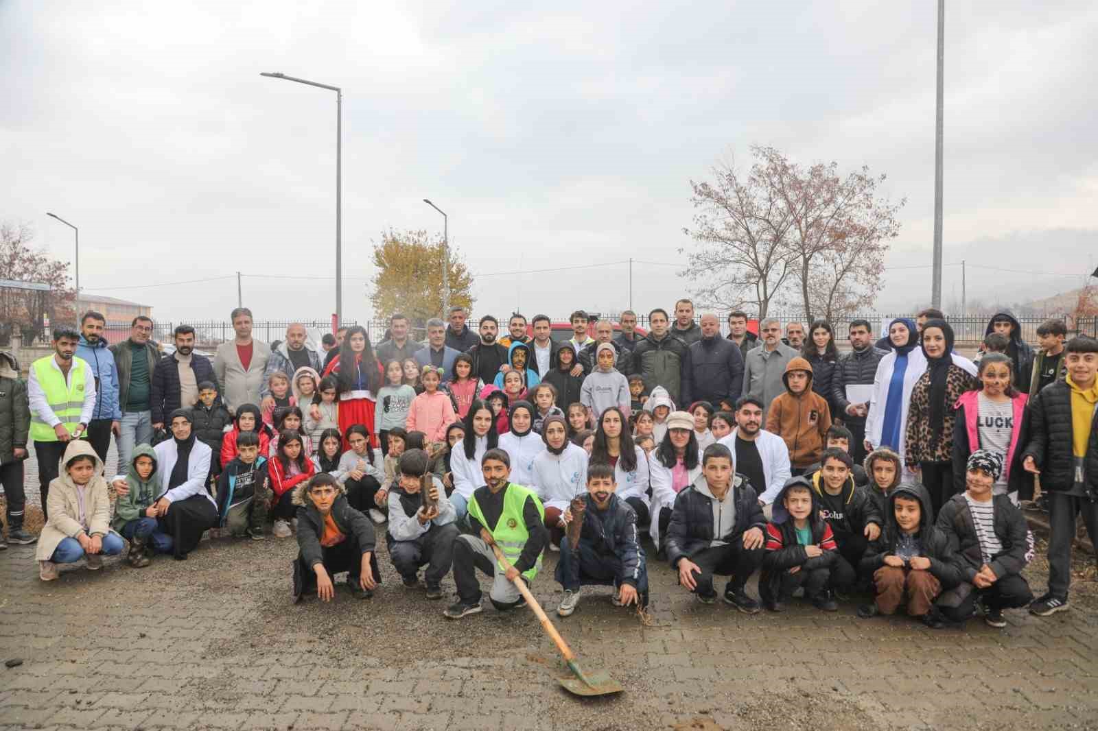 Bingöl’de Yatılı Bölge Okulunda 300 fidan toprakla buluştu
