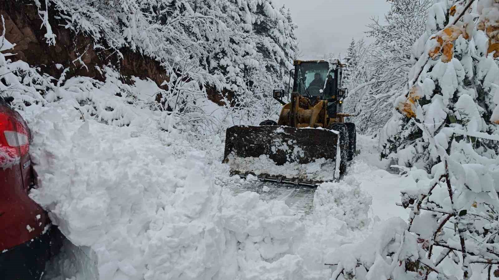 Artvin’de kapalı olan köy yollarını ulaşıma açmak için çalışmalar sürüyor
