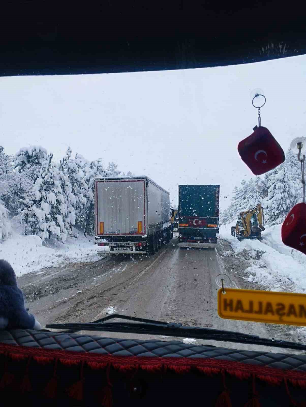 Kayan tır yolu kapattı
