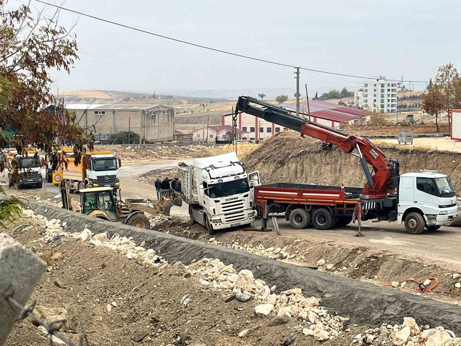 Yoldan çıkan tır trafiği kapattı
