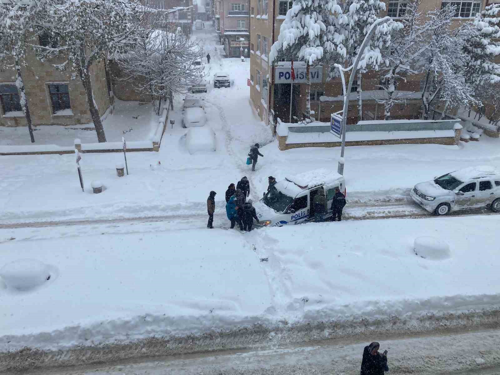 Bayburt’ta kar nedeniyle trafik durma noktasına geldi ulaşım kontrollü sağlıyor
