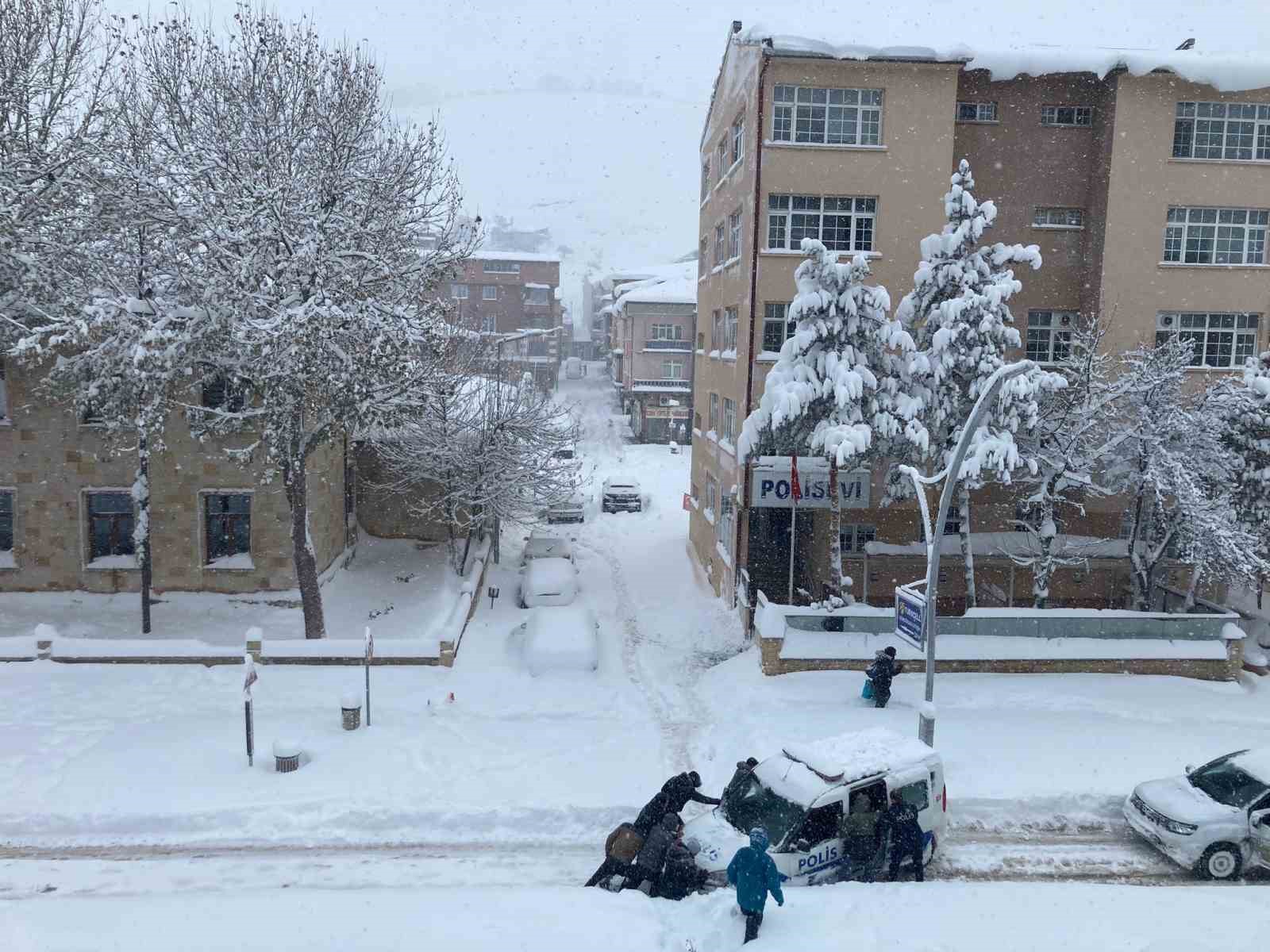 Bayburt’ta kar nedeniyle trafik durma noktasına geldi ulaşım kontrollü sağlıyor
