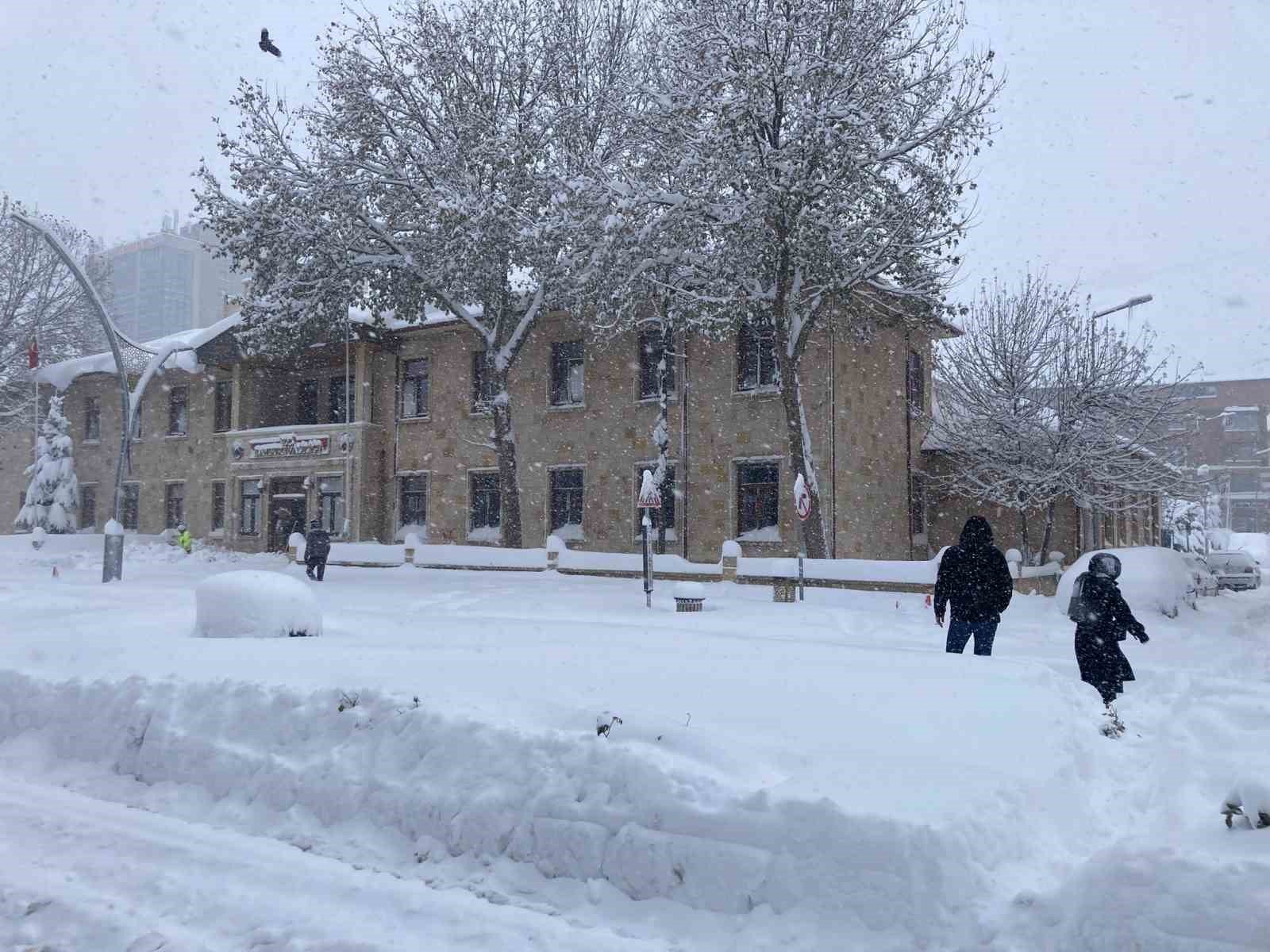 Bayburt’ta kar nedeniyle trafik durma noktasına geldi ulaşım kontrollü sağlıyor
