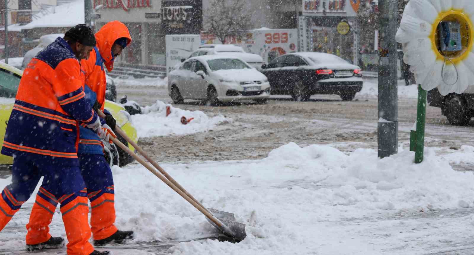 Büyükşehir’in kar timleri iş başında
