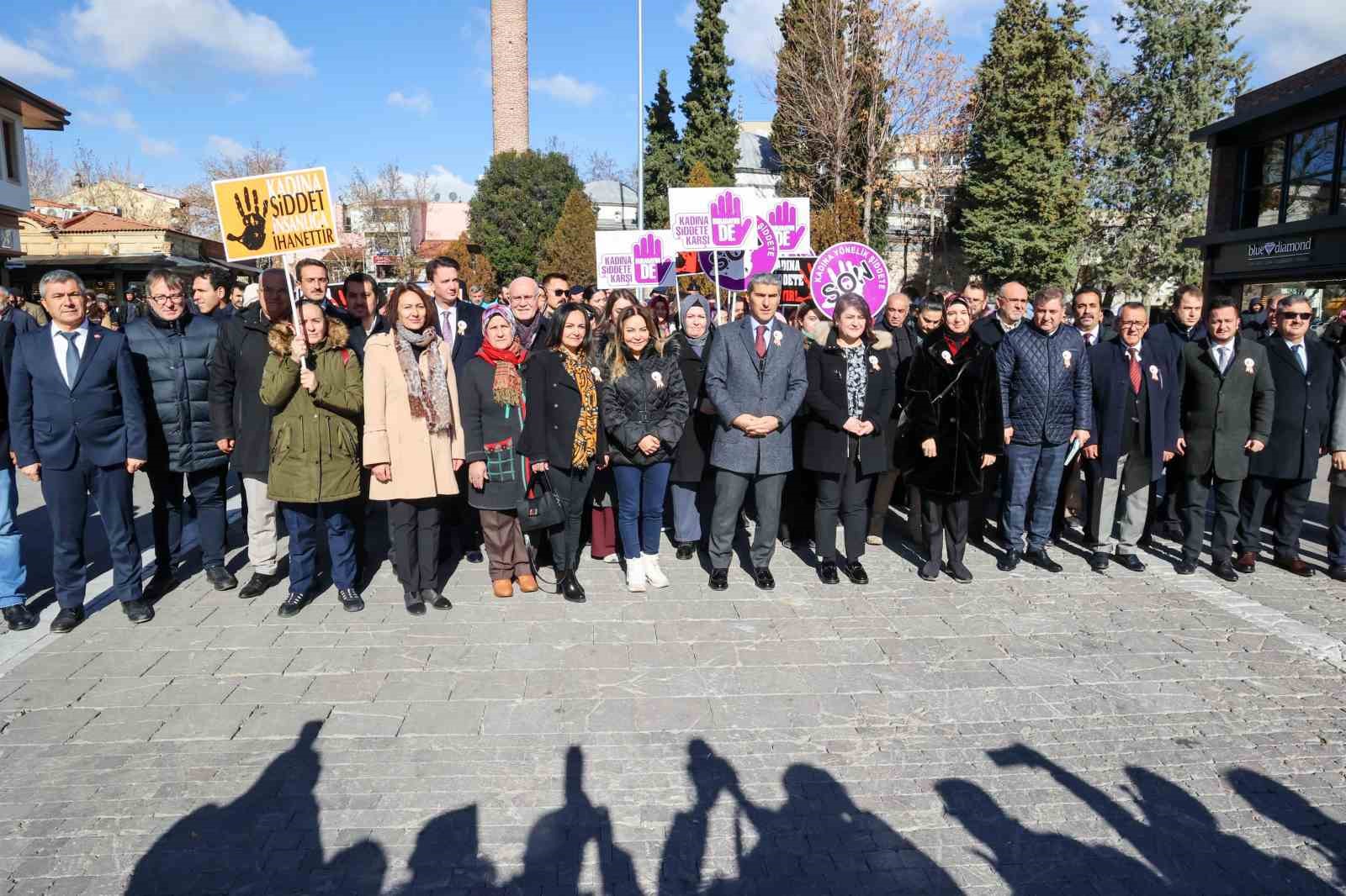 Uşak’ta kadına yönelik şiddete karşı farkındalık etkinliği düzenlendi
