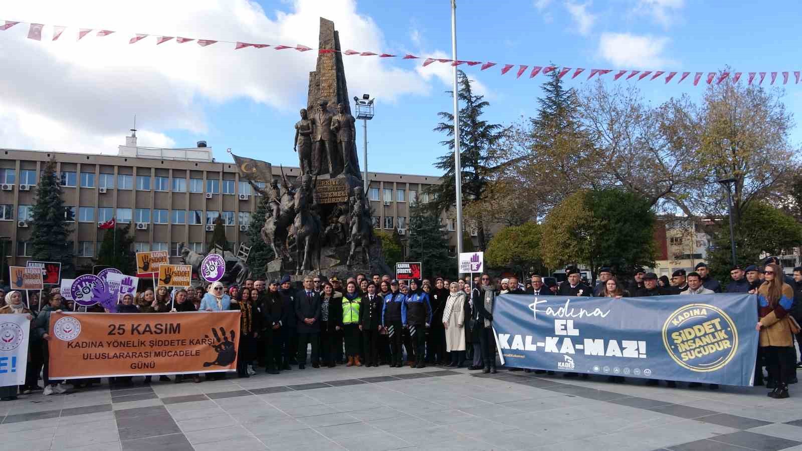 Uşak’ta kadına yönelik şiddete karşı farkındalık etkinliği düzenlendi
