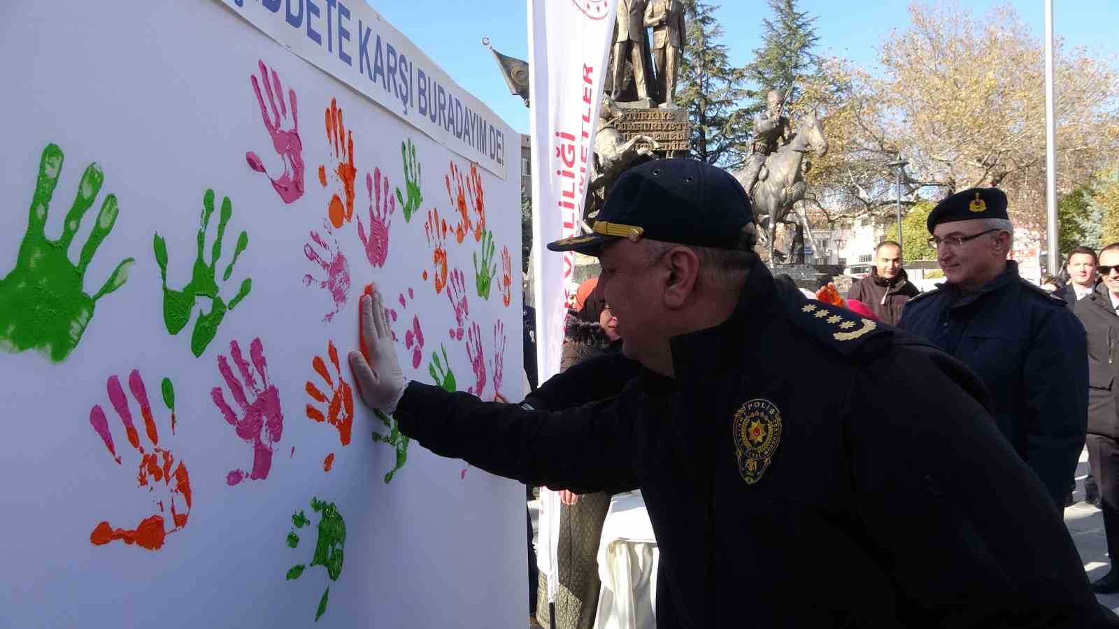 Uşak’ta kadına yönelik şiddete karşı farkındalık etkinliği düzenlendi
