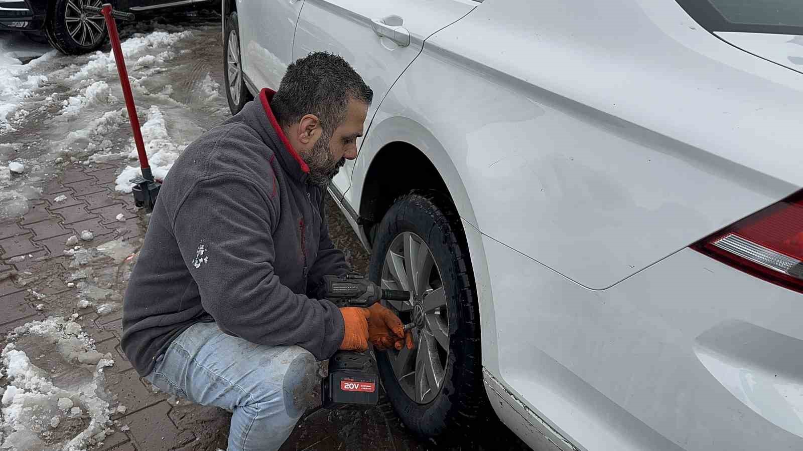 Malatya’da kar yağdı, lastikçilerde kuyruk oluştu
