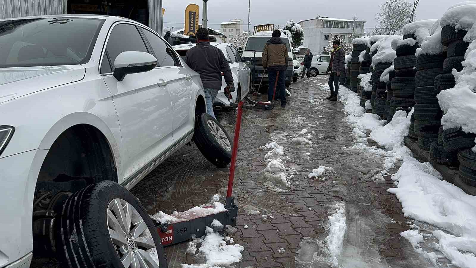 Malatya’da kar yağdı, lastikçilerde kuyruk oluştu
