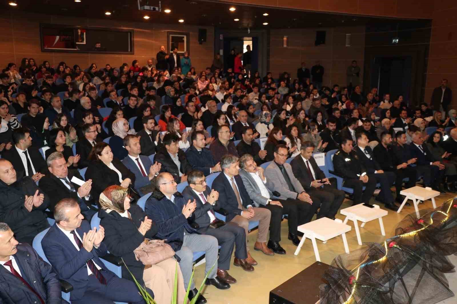 Aday öğretmenler yemin ederek kadroya geçti
