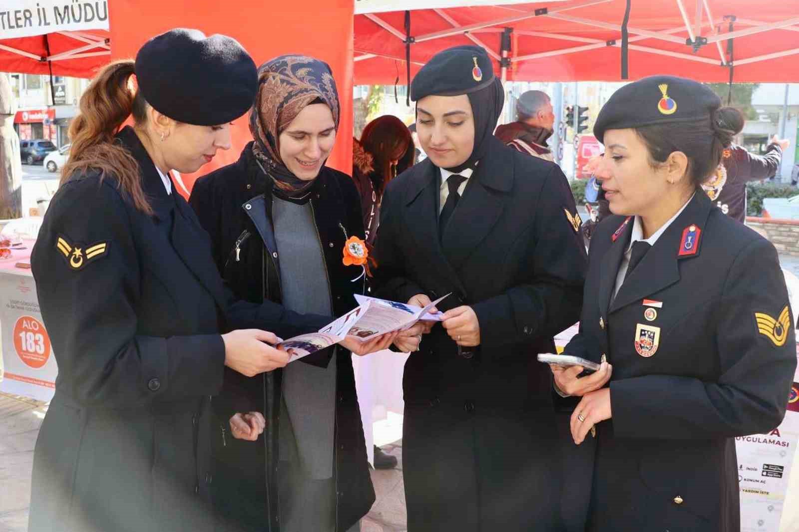 Jandarmadan ‘Kadına yönelik şiddete kaşı mücadele’ standı
