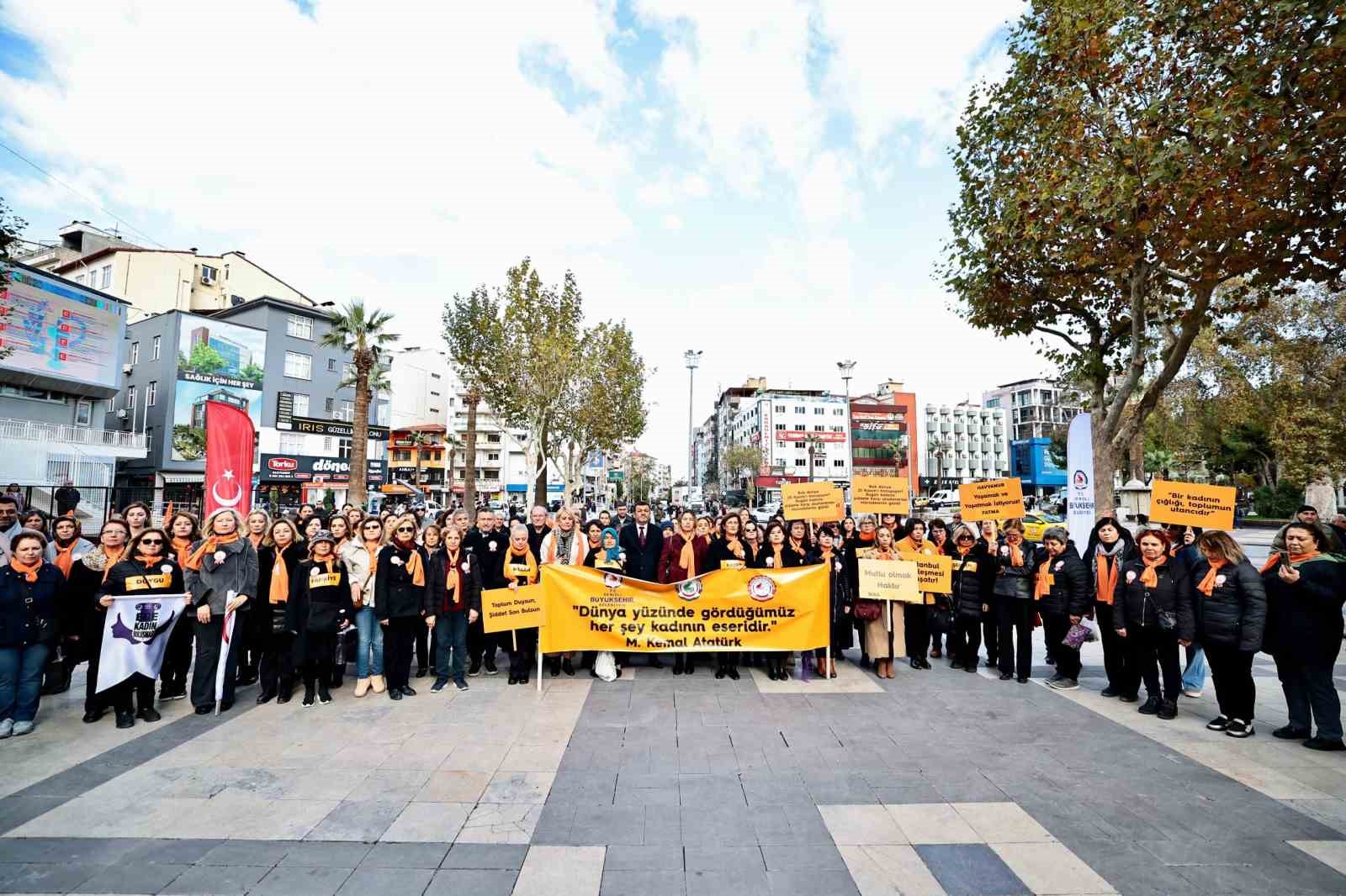 Denizli kadınlar şiddete farkındalık için yürüdü
