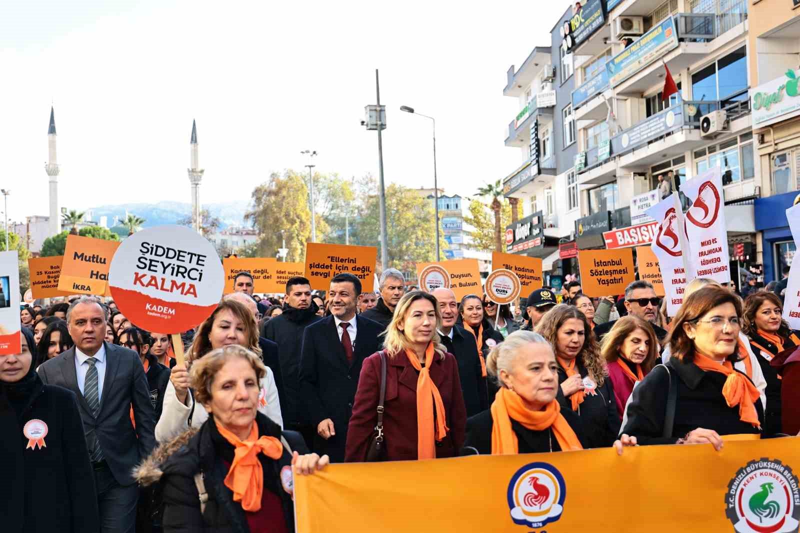 Denizli kadınlar şiddete farkındalık için yürüdü
